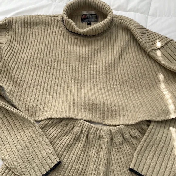 TRADED Firebird Reconstructed Cropped Wool Knit Turtleneck/ Shorts set - Picture 8 of 11